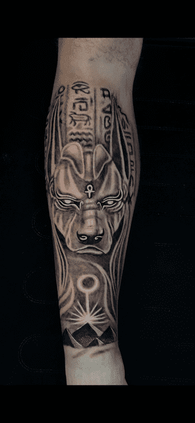 Tatuaje anubis realismo